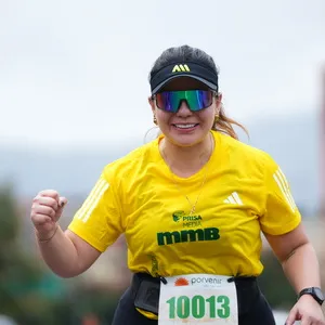 Mujer corriendo con fuerza y estilo