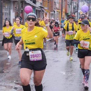 Atleta femenina disfrutando del recorrido