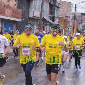 Corredores avanzando por una calle