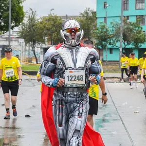 Hombre corriendo disfrazado la carrera