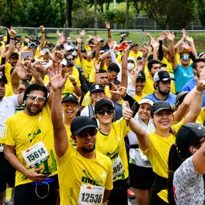 Multitud de corredores en la línea de salida de la media maratón