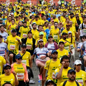 Grupo de atletas haciendo calentamiento antes de la carrera