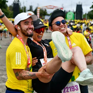 Grupo de amigos celebrando conquistar la mmB con su medalla