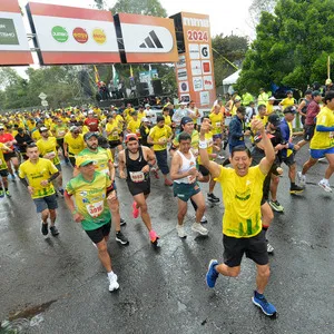 Corredores entusiasmados en la salida