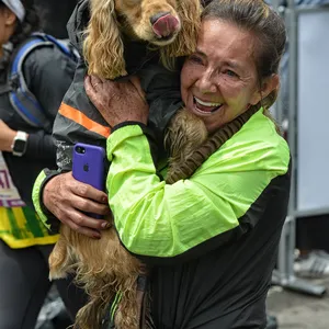 Mujer cruzando la meta con su mascota