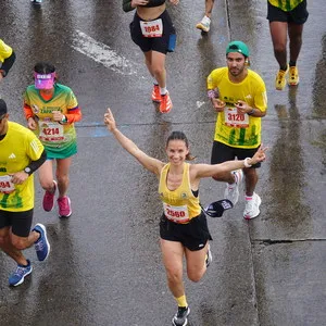 Atleta femenina corriendo a paso firme