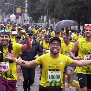 Grupo de hombres en el recorrido de la media maraton de Bogotá