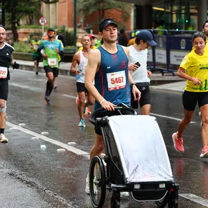 Corredor conquistando su carrera con su coche