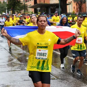 Alteta corriendo con la bandera de Panama