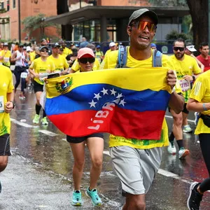 Corredor con bandera de Venezuela en la media maraton