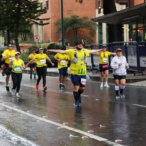 Grupo de atleta corriendo en bajada carrera organizada por correcaminos de colombia