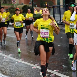 Mujer respirando en la maraton de bogota