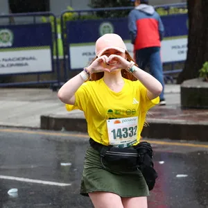 Atleta haciendo un corazón con las manos para la foto en la media maraton