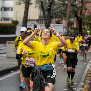 Mujer agradeciendo al cielo en la ruta media maraton de bogota