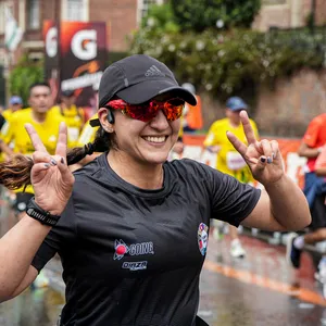 Mujer feliz corriendo carrera bogota hoy