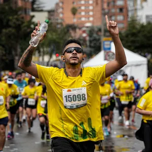 Alteta señalando al cielo mientras corre