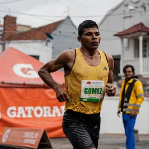 Atleta élite en carrera de ruta