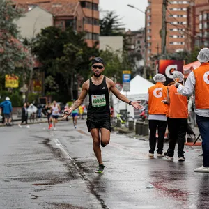 Atleta pasando por punto de hidratación de Gatorade