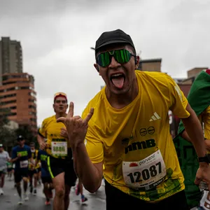 Grupo de corredores participando en atletismo en bogota