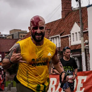 Corredor disfrazado en carrera atletica bogota