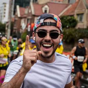 Hombre alegre en una carrera