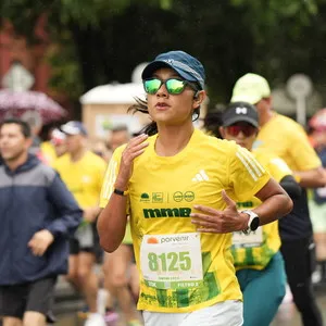 mujer inspirada en recorrido