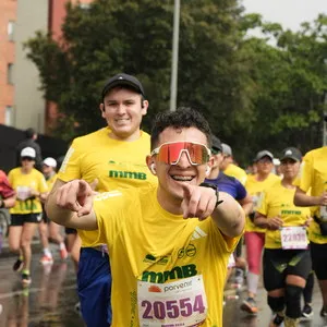 Hombre sonriendo con gafas y brakets en el recorrido de la mmB