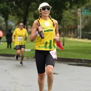 Mujer con dos trensas carrera Bogotá hoy