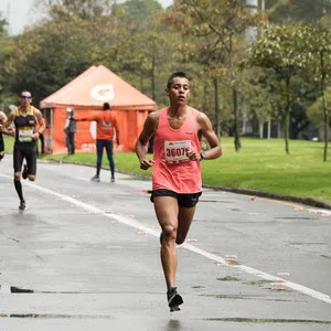 atleta concentrado en meta atletismo