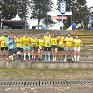 Grupo de amigos en la media maratón de Bogotá