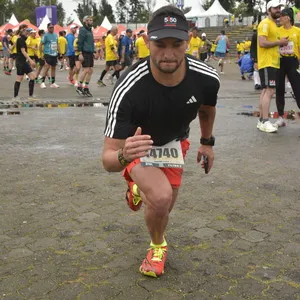 hombre participando en carreras bogota