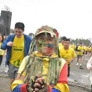 Mujer homaneajando a militares