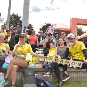 Familia celebrando cumpleaños despues de participar en la mmB