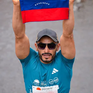 Hombre con bandera de Venezuela