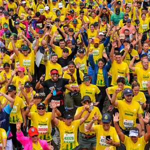 Grupo de atletas listos para la salida de mmB