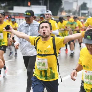 Hombre celebrando 10K