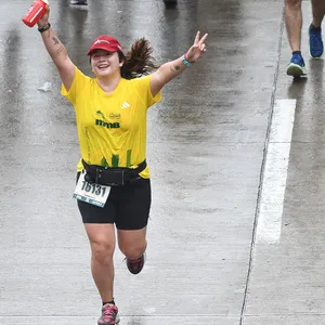 Chica celebrando cuando es la media maratón de Bogotá