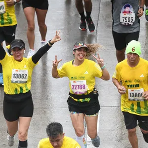 Amigas corriendo con mucho entusiasmo