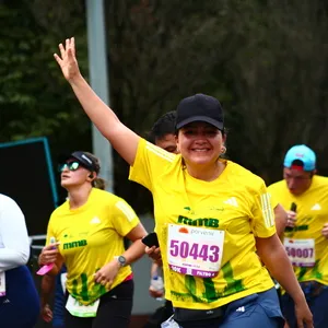 Mujer gozando una carrera