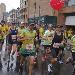 Embajadores Universidad Distrital presentes en la carrera