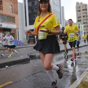 Mujer con falda negra