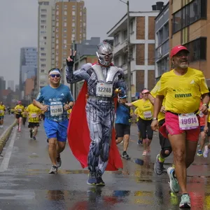 Ultrón corriendo por las calles de Bogotá