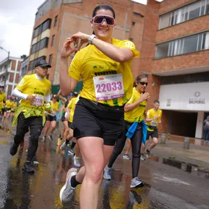 Mujer corriendo en Bogotá, empezó con la media maratón de Bogotá inscripciones