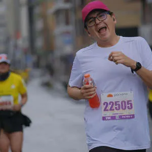 Mujer tomándose una fotografía mientras corre