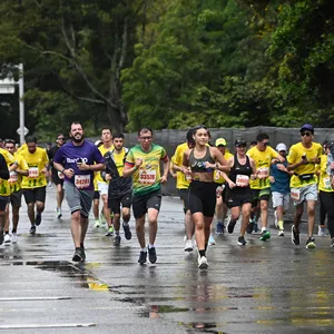 Grupo de atletas corriendo en Bogotá