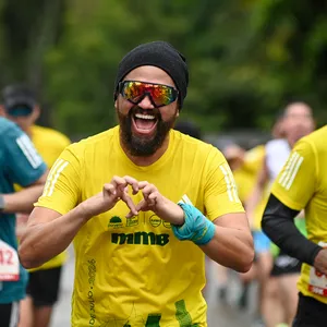 Hombre corriendo con gorro haciendo corazón con las manos