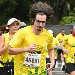 Hombre corriendo con cabello largo