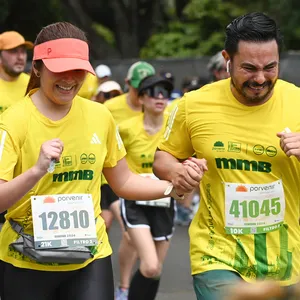 Enfocada entre la multitud, sonriendo a la cámara