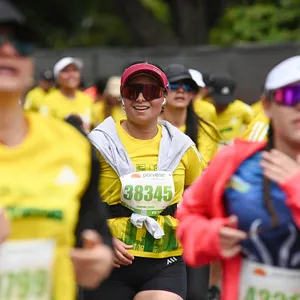 Señalando a cámara y viviendo la emoción de correr