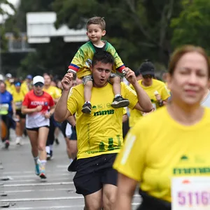 Atleta corriendo con hijo en los hombros